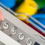 Benutzen Sie am besten das Eco-Programm  Eco-Programme laufen zwar länger, aber sie sparen durch niedrigere Temperatur Energie. 