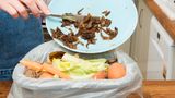 Grobe Speisereste gehören in den Abfall  Lassen Sie Essensreste nicht auf dem Teller und räumen Sie diesen dann in die Spülmaschine. Je größer die Reste sind, desto eher können sie Siebe verstopfen und Pumpen blockieren.