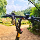 Diesen Kabelsalat würden wir in einem wertigeren Schutzschlauch neu verkleiden. Kosten etwa 10 Euro.