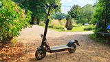 Wer mit dem Roller auch mal in den Park will, sollte keinen reinen Straßenroller kaufen.