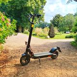 Wer mit dem Roller auch mal in den Park will, sollte keinen reinen Straßenroller kaufen.