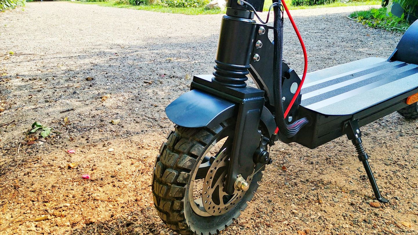 Die breiten Gummireifen ist der Hauptvorzug des Modells.