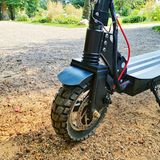 Die breiten Gummireifen ist der Hauptvorzug des Modells.