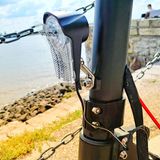 Die Lampe ist nicht integriert. Vorteil: Bei einem Defekt kann sie einfach ausgetauscht werden. Das Kabel muss besser gesichert werden.