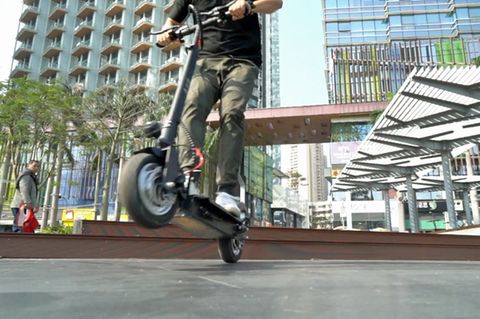 Das macht der Scooter durchaus mit - wenn der Pilot weiß, wie es geht.