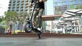 Das macht der Scooter durchaus mit - wenn der Pilot weiß, wie es geht.