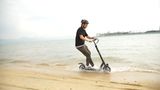 Das Bild übertreibt sicherlich. Die Norm IP54 macht ein Elektrogerät nicht zu einem U-Boot. Und am Strand kann man trotz der breiten Reifen nur auf dem verdichteten Sand direkt am Wasser fahren, sonst wird man versinken.