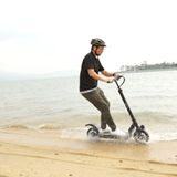 Das Bild übertreibt sicherlich. Die Norm IP54 macht ein Elektrogerät nicht zu einem U-Boot. Und am Strand kann man trotz der breiten Reifen nur auf dem verdichteten Sand direkt am Wasser fahren, sonst wird man versinken.