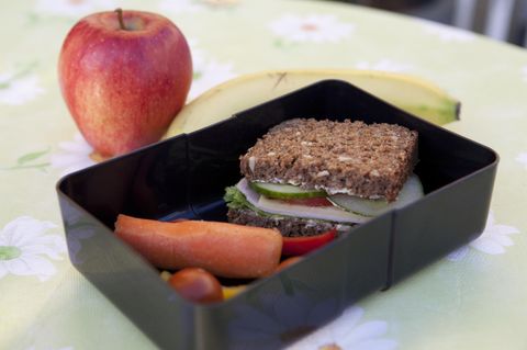 Eine Brotdose mit belegtem Brot, Obst und Gemüse