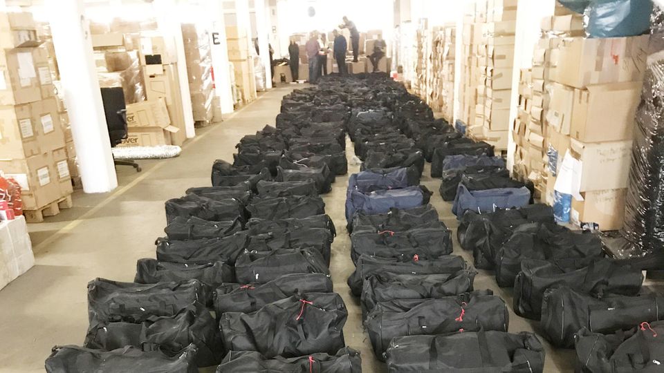 So sehen 4,5 Tonnen Koks, verpackt in Sporttaschen, aus So sehen 4,5 Tonnen Koks, verpackt in Sporttaschen, aus