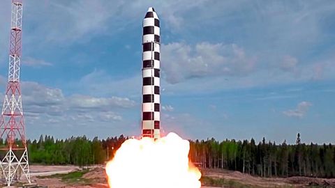 Start einer neuen RS-28 Sarmat Interkontinentalrakete. Reichweite: bis zu 17.000 Kilometer. Bewaffnung: bis zu 24 nukleare Sprengköpfe. Das Foto veröffentlichte das russische Verteidigungsministerium im Juli 2018.