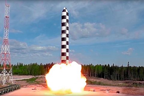 Start einer neuen RS-28 Sarmat Interkontinentalrakete. Reichweite: bis zu 17.000 Kilometer. Bewaffnung: bis zu 24 nukleare Sprengköpfe. Das Foto veröffentlichte das russische Verteidigungsministerium im Juli 2018.