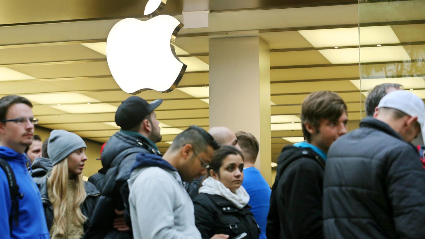 Für das iPhone standen die Kunden früher Schlange. Jetzt orientiert Apple sich neu.