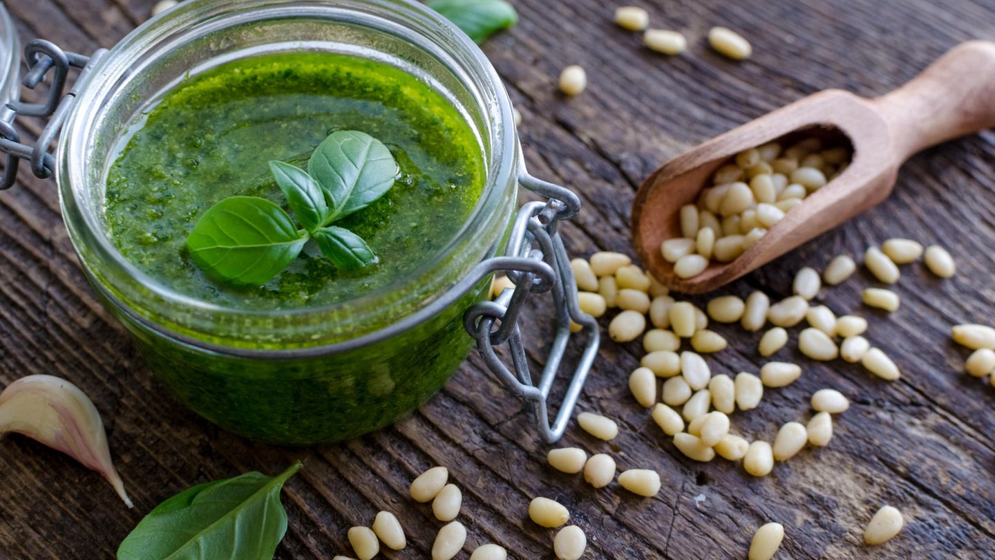 Sommerkräuterpesto   Für 300 ml  Zutaten: 30 g Pinienkerne, gemischte Kräuter (Mischung nach Geschmack: Basilikum, glatte Petersilie, Zitronenmelisse, Schnittlauch, Pimpinelle, wenig Estragon, Sauerampfer und Liebstöckel, keine Minze), 1 rote ­Peperoni, ½ Biozitrone, 1 Knoblauchzehe, 150 ml Orangensaft, Salz, 60 ml natives Olivenöl extra  Zubereitung: Pinienkerne in einer Pfanne ohne Fett goldbraun rösten und abkühlen lassen. Kräuter waschen, trocken schleudern und die Blätter, wenn nötig, von den Stielen zupfen; es werden ca. 60 g Kräuter gebraucht. Peperoni entkernen und würfeln. Zitronensaft auspressen, Zitronenschale mit einem Zestenreißer abziehen, Knoblauch schälen. Zuerst Orangen- und 1-2 EL Zitronensaft, 1 TL Salz, Knoblauch, Zitronenzesten und Pinienkerne fein pürieren. Dann Öl, Kräuter und Peperoniwürfel dazugeben und alles kurz und nicht zu fein pürieren. Zugedeckt kalt stellen.