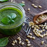 Sommerkräuterpesto   Für 300 ml  Zutaten: 30 g Pinienkerne, gemischte Kräuter (Mischung nach Geschmack: Basilikum, glatte Petersilie, Zitronenmelisse, Schnittlauch, Pimpinelle, wenig Estragon, Sauerampfer und Liebstöckel, keine Minze), 1 rote ­Peperoni, ½ Biozitrone, 1 Knoblauchzehe, 150 ml Orangensaft, Salz, 60 ml natives Olivenöl extra  Zubereitung: Pinienkerne in einer Pfanne ohne Fett goldbraun rösten und abkühlen lassen. Kräuter waschen, trocken schleudern und die Blätter, wenn nötig, von den Stielen zupfen; es werden ca. 60 g Kräuter gebraucht. Peperoni entkernen und würfeln. Zitronensaft auspressen, Zitronenschale mit einem Zestenreißer abziehen, Knoblauch schälen. Zuerst Orangen- und 1-2 EL Zitronensaft, 1 TL Salz, Knoblauch, Zitronenzesten und Pinienkerne fein pürieren. Dann Öl, Kräuter und Peperoniwürfel dazugeben und alles kurz und nicht zu fein pürieren. Zugedeckt kalt stellen.