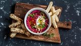 Rote Beete Dip mit Brot
