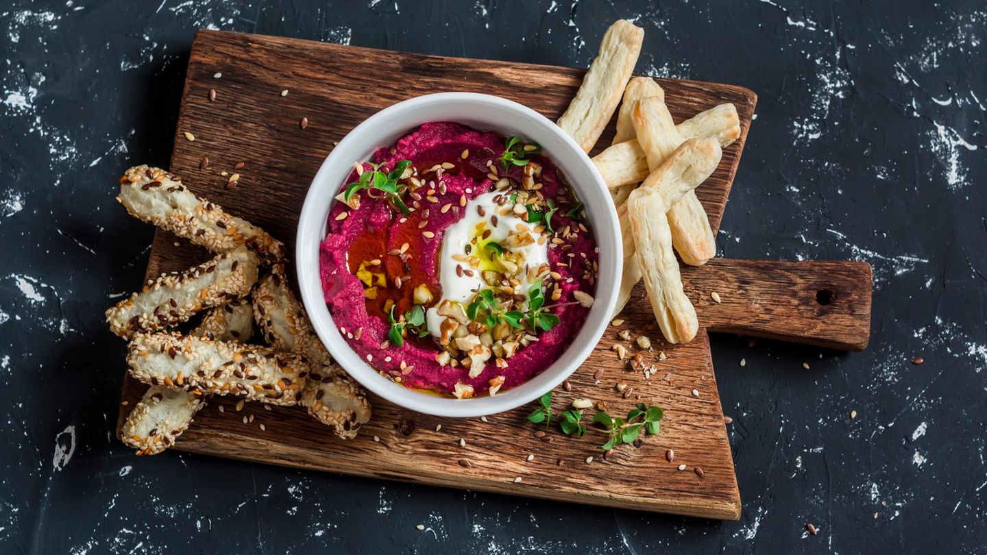 Rote Beete Dip mit Brot