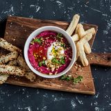 Rote Beete Dip mit Brot