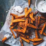 Orient-Joghurt-Orangen-Sauce  Für 400 ml  Zutaten: 1 großes Bund Schnittlauch, 375 g Joghurt (stichfest, z. B. Bulgaria, 3,5 % Fett), 2–3 TL Ras el-Hanout (orientalische Gewürzmischung), ½–1 TL Zitronensaft, 3 EL bittere Orangenmarmelade, 1–2 EL Olivenöl, Salz  Zubereitung: Schnittlauch in sehr feine Röllchen schneiden, mit den restlichen Zutaten und ½ TL Salz verrühren und noch einmal abschmecken.