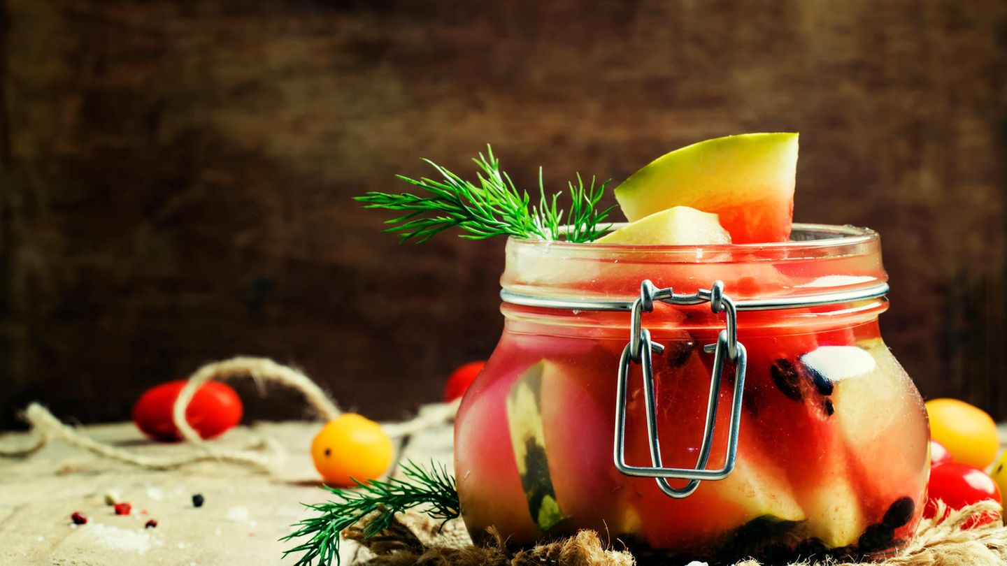 Melonen-Gurken-Pickles mit Ingwer und Honig   Für 750 ml  Zutaten: 5 cm Ingwerwurzel (20 g), 200 ml Apfelsaft, 60 ml Apfelessig, 2-3 EL Honig, Salz, 1/4 Chiliflocken, 1/2 helle Senfkörner, 1/3 Salatgurke, 1/3 Melone (z.B. Wasser-Galia- und Cantaloupe-Melone, es wird ca. 600g Fruchtfleisch gebraucht), 1,5 Bund Dill (fein geschnitten)  Zubereitung: Ingwerschale abschaben. Ingwer in hauchdünne Scheiben schneiden und mit Saft, Essig, Honig, 1,5 TL Salz, Chiliflocken, Senfkörner zugedeckt ca. 20 Minuten köcheln. Gurke schälen und entkernen, Melonenfleisch auslösen. Gurke und Melone klein würfeln und alles in 2-3 Portionen im Sud 1 Minute kochen, mit einer Schaumkelle in ein Glas heben. Den Sud stark einkochen, den Dill zwei Sekunden mitkochen und alles in das Glas füllen.