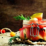 Melonen-Gurken-Pickles mit Ingwer und Honig   Für 750 ml  Zutaten: 5 cm Ingwerwurzel (20 g), 200 ml Apfelsaft, 60 ml Apfelessig, 2-3 EL Honig, Salz, 1/4 Chiliflocken, 1/2 helle Senfkörner, 1/3 Salatgurke, 1/3 Melone (z.B. Wasser-Galia- und Cantaloupe-Melone, es wird ca. 600g Fruchtfleisch gebraucht), 1,5 Bund Dill (fein geschnitten)  Zubereitung: Ingwerschale abschaben. Ingwer in hauchdünne Scheiben schneiden und mit Saft, Essig, Honig, 1,5 TL Salz, Chiliflocken, Senfkörner zugedeckt ca. 20 Minuten köcheln. Gurke schälen und entkernen, Melonenfleisch auslösen. Gurke und Melone klein würfeln und alles in 2-3 Portionen im Sud 1 Minute kochen, mit einer Schaumkelle in ein Glas heben. Den Sud stark einkochen, den Dill zwei Sekunden mitkochen und alles in das Glas füllen.