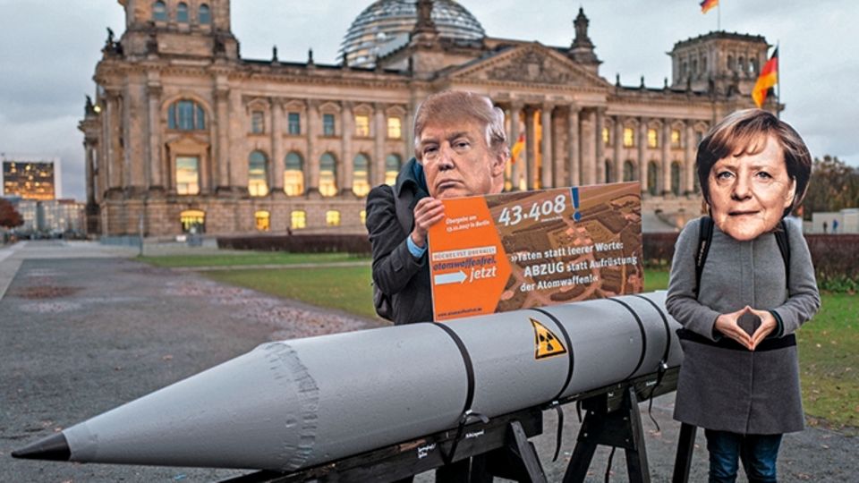 Protest gegen INF-Vertrag mit Trump- und Merkel-Maske Protest gegen INF-Vertrag mit Trump- und Merkel-Maske