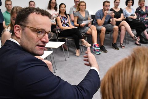 Mann mit Studenten