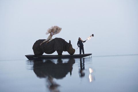 Claus Rudolph, "Wo geht die Liebe hin, wenn du weg bist?", 2011. Traumwelten, Illusionen, Sinnlichkeit und Leidenschaft – dafür steht der Fotograf Claus Rudolph in den Augen vieler Beobachter. Auch hier ist Rudolph nicht nur ein einzigartiges Bild, sondern auch eine kleine Sinnestäuschung gelungen: "Das Rhinozeros vom Foto ist aus Kunststoff und wiegt nur 120 Kilo statt dreieinhalb Tonnen", verriet er den "Stuttgarter Nachrichten". 