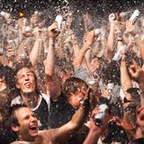 Jens Oellermann, "Deichkinds erste Bierdusche. 1700 Dosen. Zum 10. Geburtstag.", 2007. Man könnte den Fotografen Oellermann vielleicht als Momentesammler bezeichnen: Szenen, wie diese, sind natürlich außergewöhnlich – aber reihen sich perfekt in das Portfolio Oellermanns. Neben Cover-Shootings, etwa mit Politikern wie Gregor Gysi, hielt der Fotograf auch Konzerterlebnisse und Wahlkampfauftritte fest. Etwa von Bundeskanzlerin Angela Merkel.