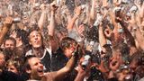 Jens Oellermann, "Deichkinds erste Bierdusche. 1700 Dosen. Zum 10. Geburtstag.", 2007. Man könnte den Fotografen Oellermann vielleicht als Momentesammler bezeichnen: Szenen, wie diese, sind natürlich außergewöhnlich – aber reihen sich perfekt in das Portfolio Oellermanns. Neben Cover-Shootings, etwa mit Politikern wie Gregor Gysi, hielt der Fotograf auch Konzerterlebnisse und Wahlkampfauftritte fest. Etwa von Bundeskanzlerin Angela Merkel.