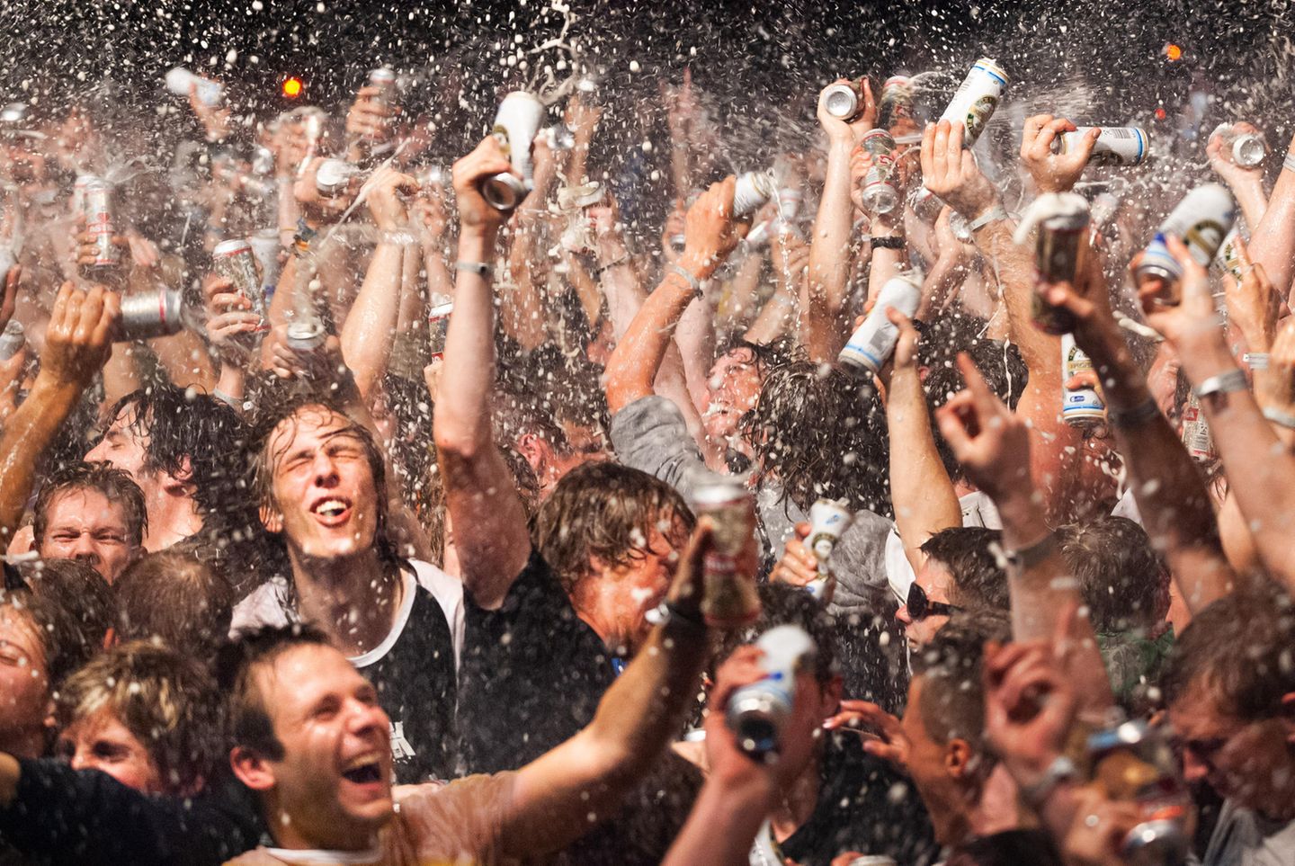 Jens Oellermann, "Deichkinds erste Bierdusche. 1700 Dosen. Zum 10. Geburtstag.", 2007. Man könnte den Fotografen Oellermann vielleicht als Momentesammler bezeichnen: Szenen, wie diese, sind natürlich außergewöhnlich – aber reihen sich perfekt in das Portfolio Oellermanns. Neben Cover-Shootings, etwa mit Politikern wie Gregor Gysi, hielt der Fotograf auch Konzerterlebnisse und Wahlkampfauftritte fest. Etwa von Bundeskanzlerin Angela Merkel.