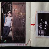 Steven Haberland, Porträt von Clueso, undatiert. Der Porträtfotograf hat schon viele Größen der Musik-, Kunst- und Kulturgeschichte vor seiner Kamera gehabt – von Produzentenlegende Quincy Jones über Schauspieler Mario Adorf bis zu Musiker Clueso (hier im Bild). Der Schnappschuss gehört zu Haberlands Reihe "Artist at Work", also "Künstler bei der Arbeit", an der er gerade arbeitet. Eine Sammlung an Behind-the-Scenes-Material, mit einem ungewohnten Blick hinter den Vorhang.