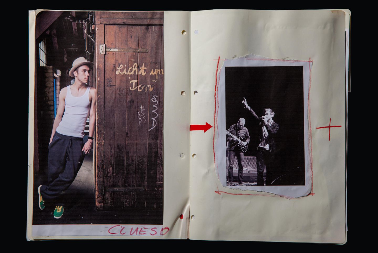 Steven Haberland, Porträt von Clueso, undatiert. Der Porträtfotograf hat schon viele Größen der Musik-, Kunst- und Kulturgeschichte vor seiner Kamera gehabt – von Produzentenlegende Quincy Jones über Schauspieler Mario Adorf bis zu Musiker Clueso (hier im Bild). Der Schnappschuss gehört zu Haberlands Reihe "Artist at Work", also "Künstler bei der Arbeit", an der er gerade arbeitet. Eine Sammlung an Behind-the-Scenes-Material, mit einem ungewohnten Blick hinter den Vorhang.