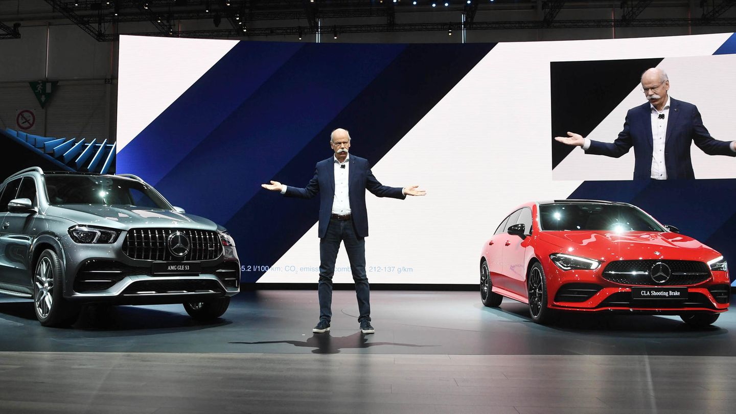 Dieter Zetsche präsentiert beim Genfer Autosalon Anfang 2019 den Mercedes-Benz GLA Shooting Brake (r.) und den AMG GLE 53