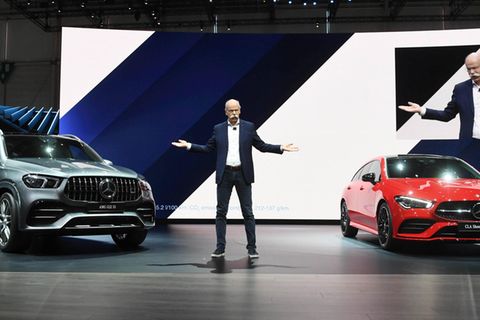 Dieter Zetsche präsentiert beim Genfer Autosalon Anfang 2019 den Mercedes-Benz GLA Shooting Brake (r.) und den AMG GLE 53