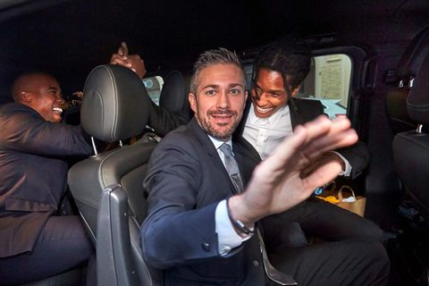 Rakim Myaers alias Asap Rocky (r.) nach dem Verlassen des Stockholmer Bezirksgerichts