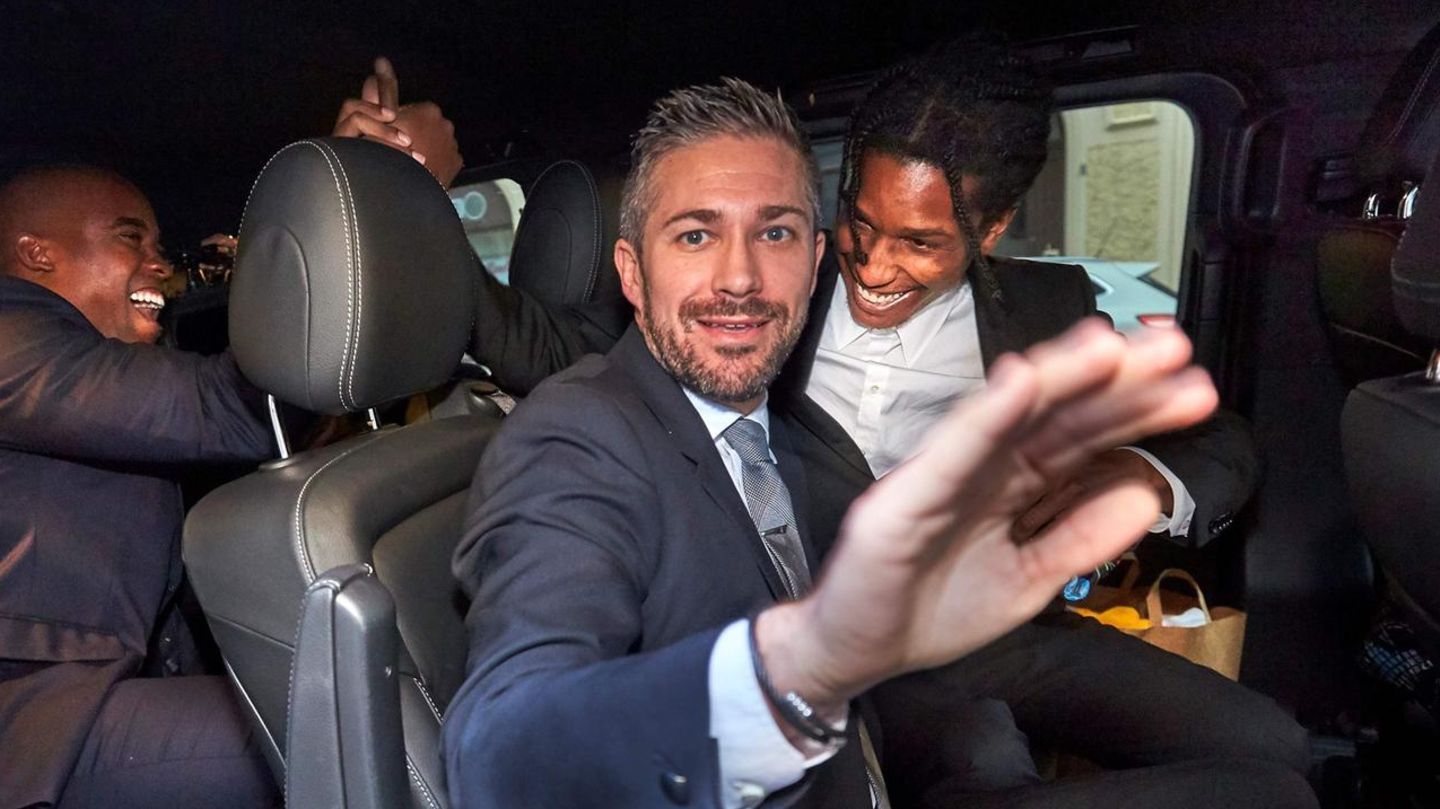 Rakim Myaers alias Asap Rocky (r.) nach dem Verlassen des Stockholmer Bezirksgerichts
