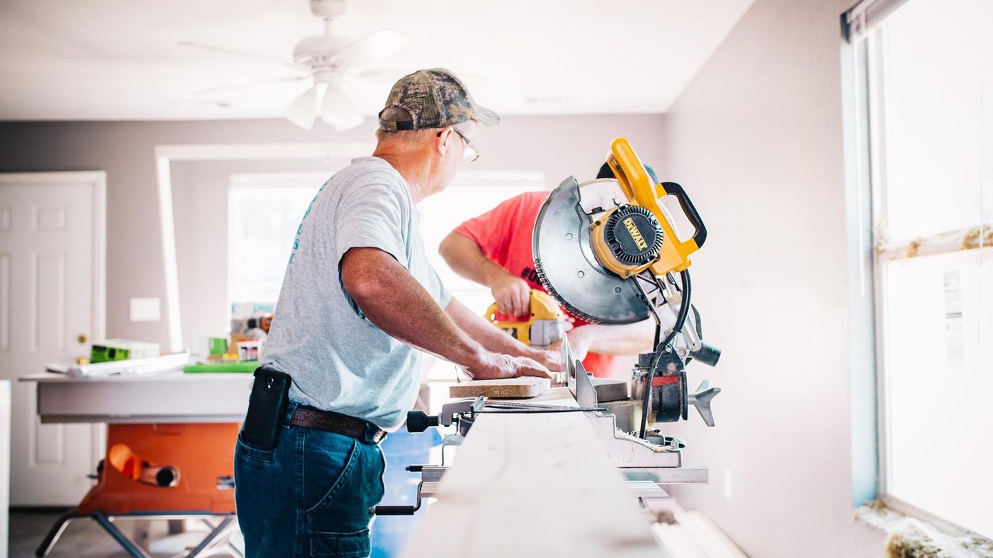 Handwerker in Haus