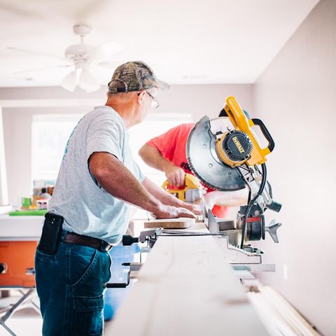 Handwerker in Haus