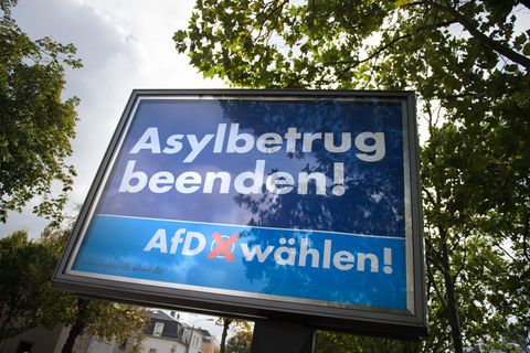 Ein AfD-Wahlplakat mit der Aufschrift "Asylbetrug beenden! AfD wählen!"