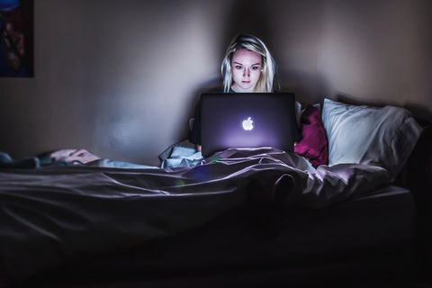 Frau schaut auf Lap Top
