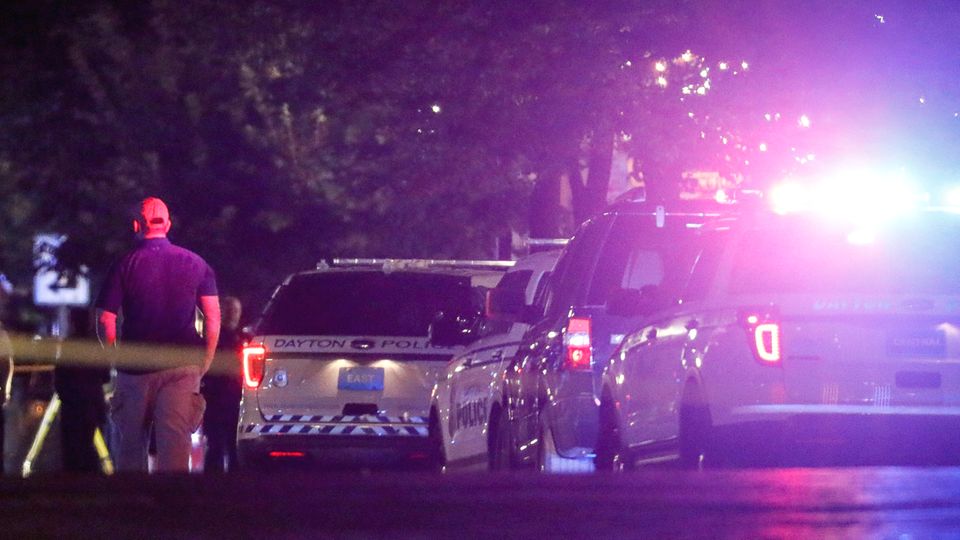 Einsatzfahrzeuge der Polizei am Tatort im beliebten Ausgehviertel Oregon in Dayton im US-Bundesstaat Ohio