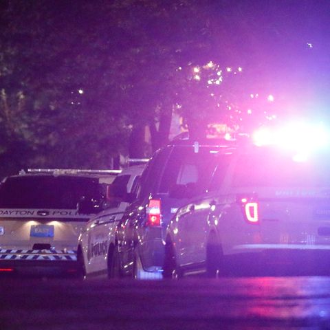 Einsatzfahrzeuge der Polizei am Tatort im beliebten Ausgehviertel Oregon in Dayton im US-Bundesstaat Ohio
