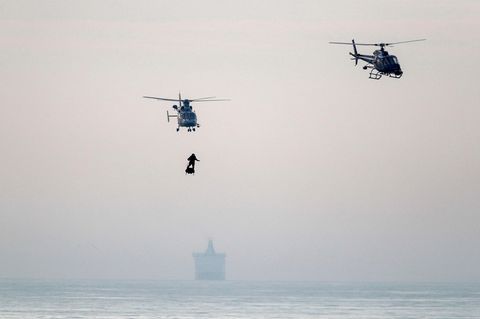 Der französische "Raketenmann" schafft es auf seinem "Flyboard" über den Ärmelkanal