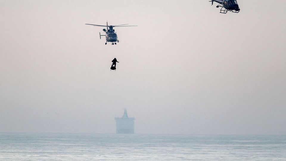 Der französische "Raketenmann" schafft es auf seinem "Flyboard" über den Ärmelkanal Der französische "Raketenmann" schafft es auf seinem "Flyboard" über den Ärmelkanal