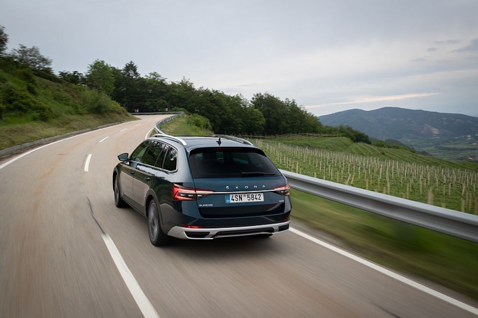 Auf dem Heck prangt jetzt auch beim Superb der Skoda-Schriftzug