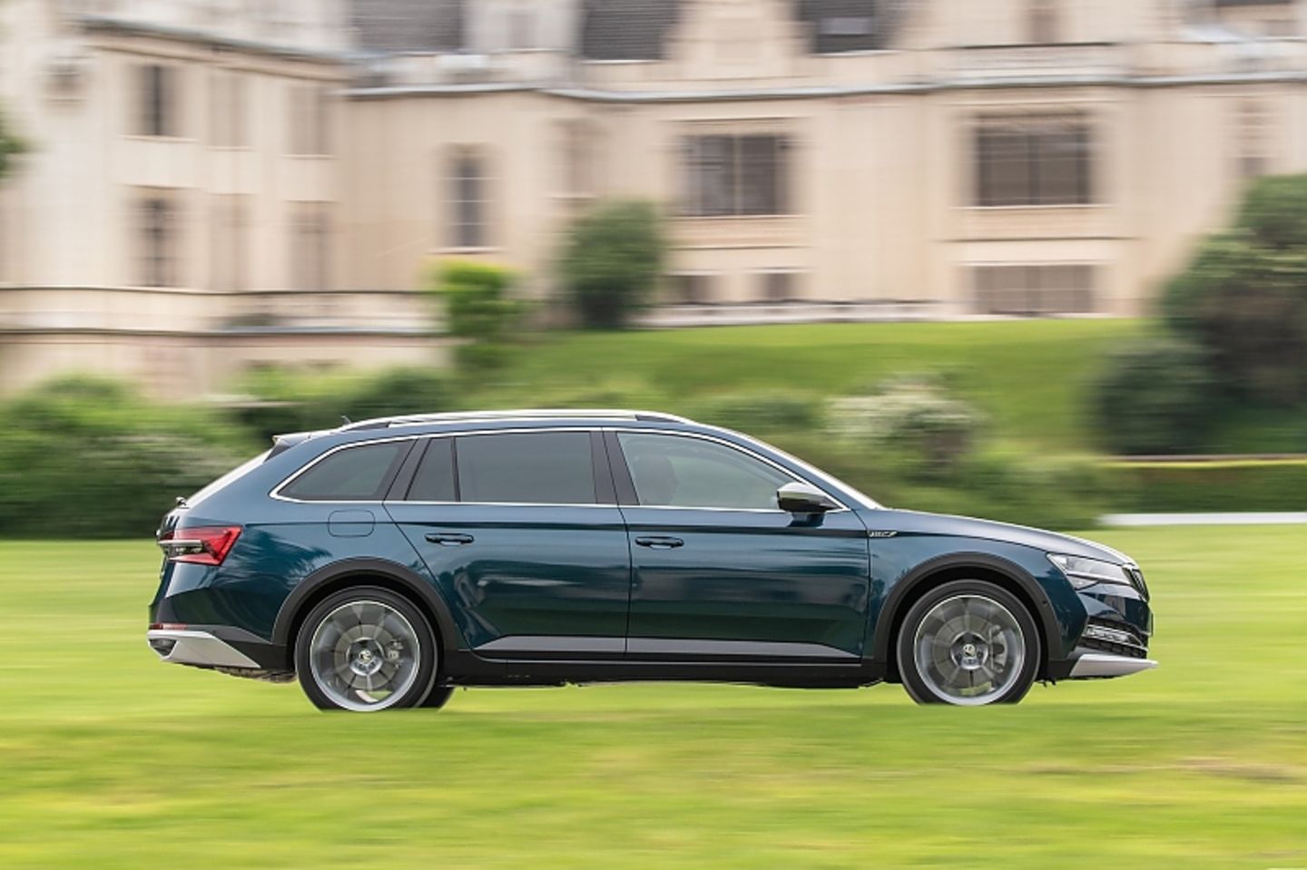 Der Skoda Superb Scout ist 4,86 Meter lang