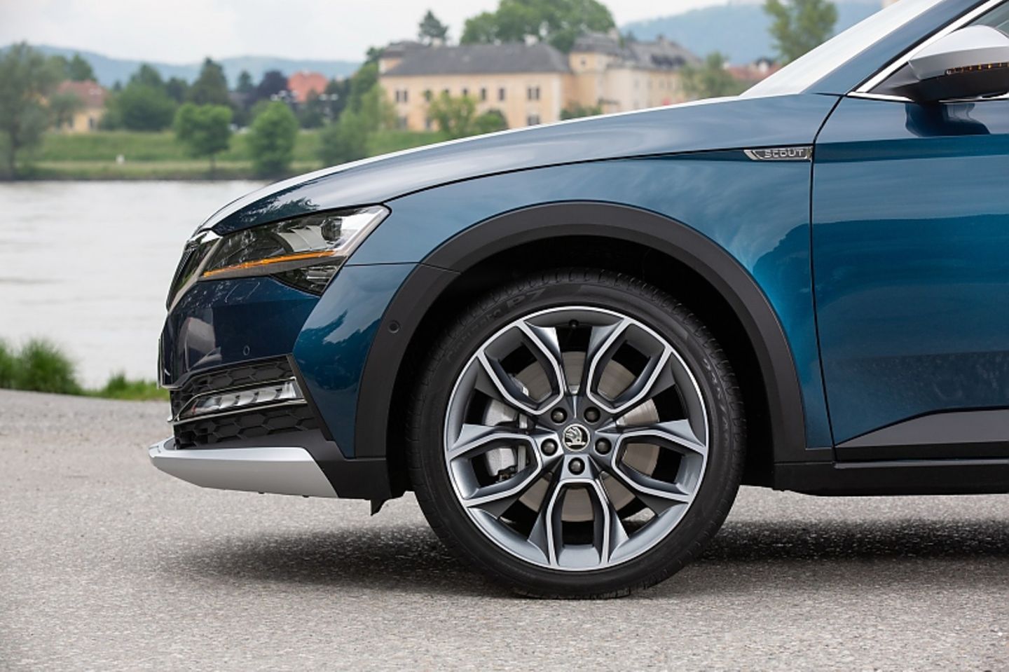 Die Karosserie des Skoda Superb Scout liegt 15 Millimeter höher als beim klassischen Superb