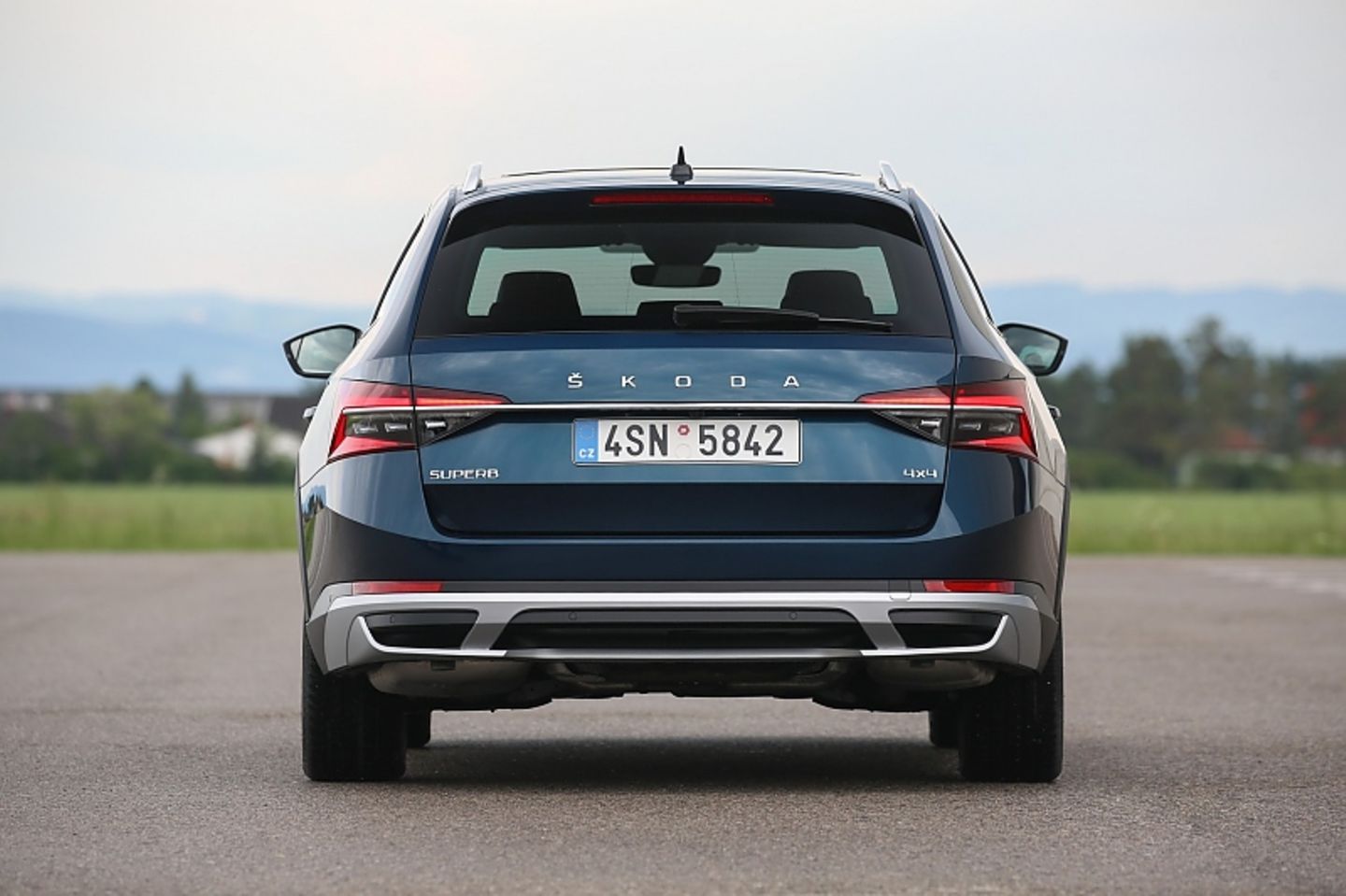 Nach 5,7 Sekunden erreicht der Skoda Superb Scout 2.0 TSI die 100 km/h Marke