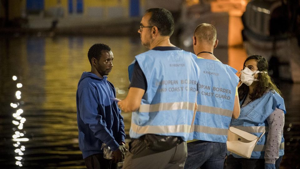 Beamte der Die EU-Grenzschutzbehörde Frontex: Die Behörde soll  Gewaltexzesse an EU-Außengrenzen dulden 